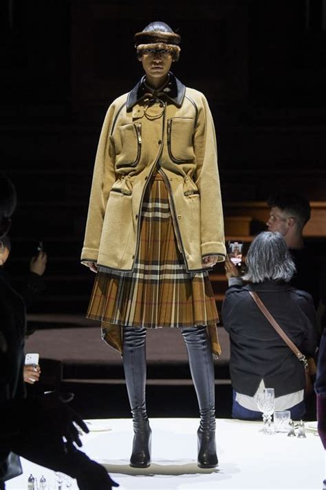 Gonne Autunno Inverno 2022 223: la sfilata Burberry con 